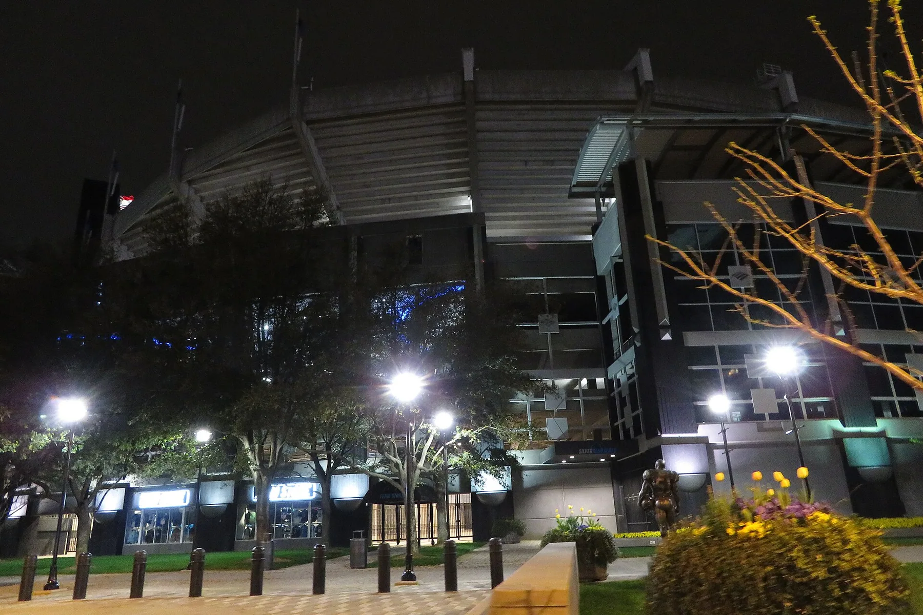 Stadio di calcio con tribune affollate